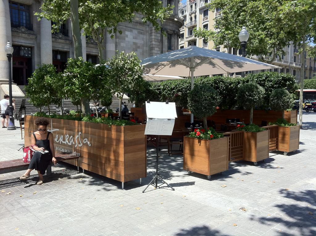Apartamentos La Casa De Les Lletres Barcelona Luaran gambar